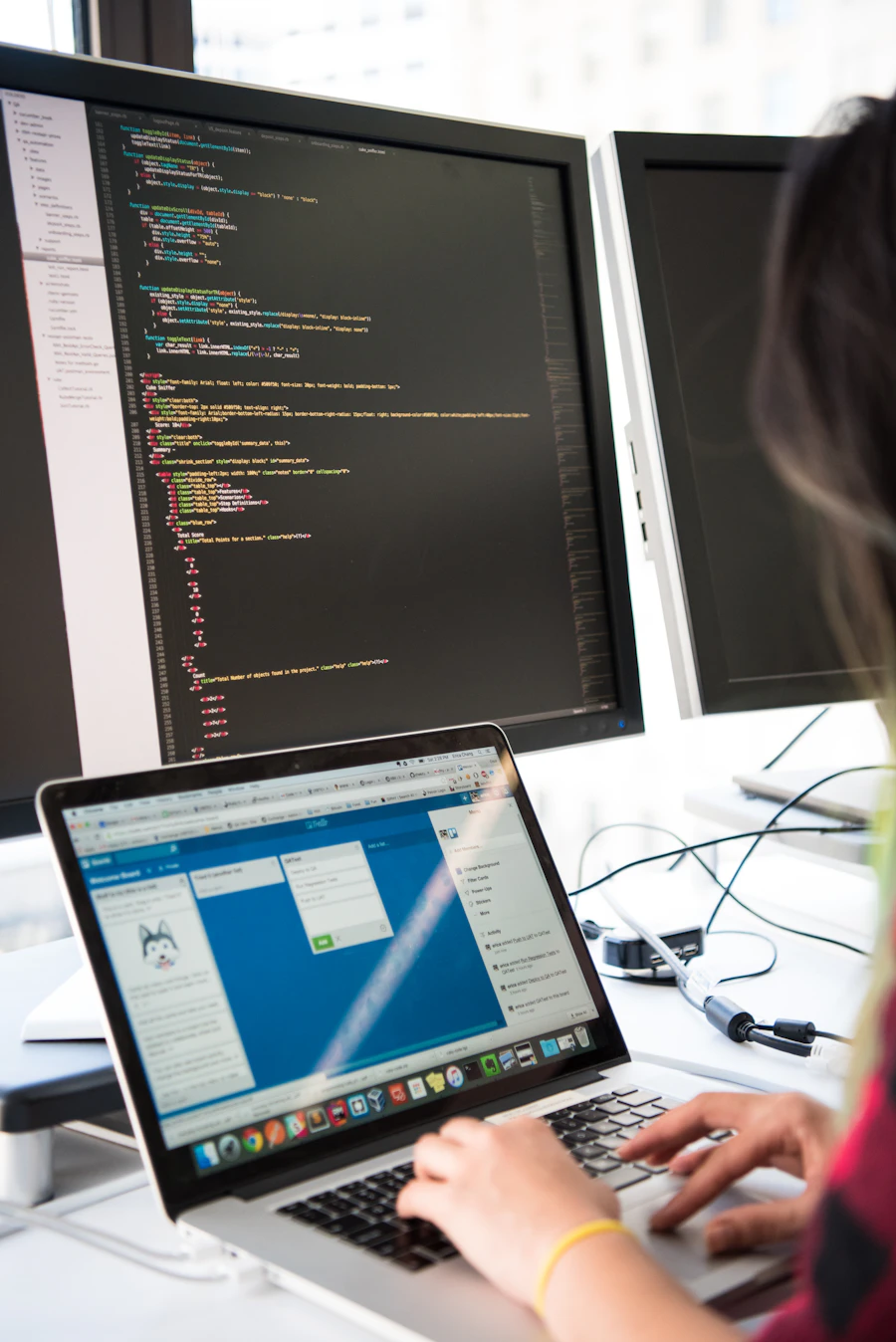 Diseñadora trabajando en el diseño web a medida de una página profesional